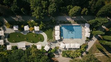 AuĂenpool, Sonnenschirme, LiegestĂŒhle