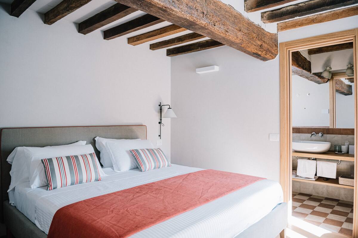 Minibar, una cassaforte in camera, una scrivania, insonorizzazione