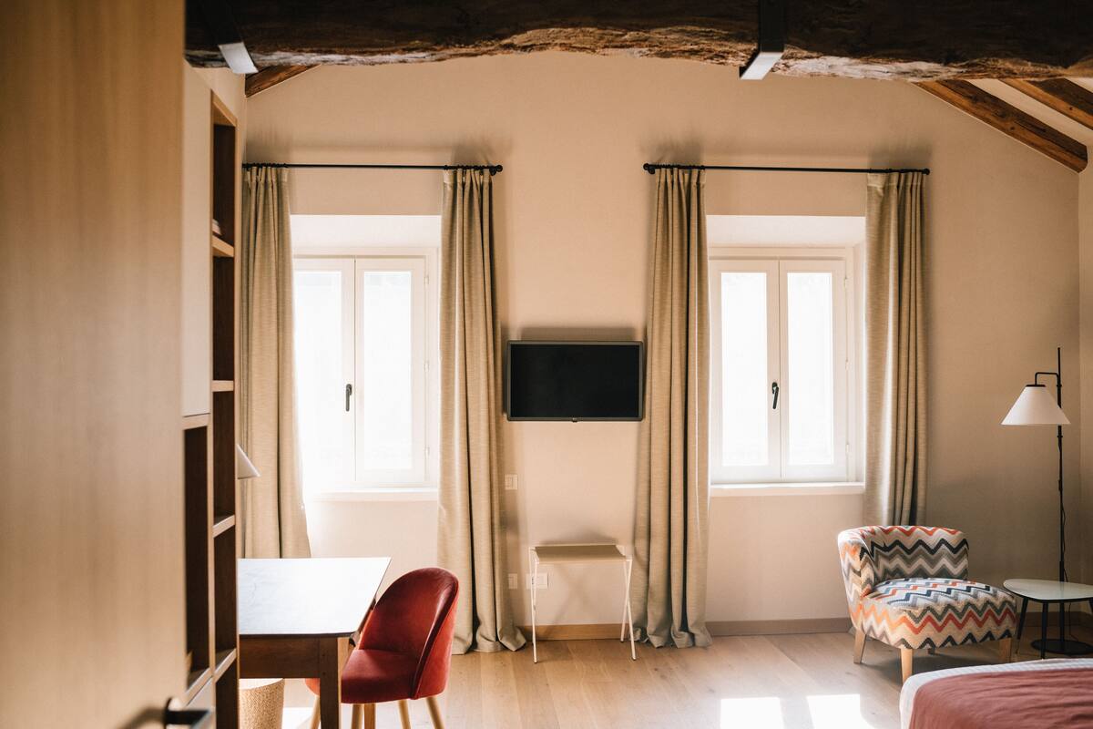 Suite Junior (Dimora) | Area soggiorno | TV, pavimenti riscaldati