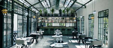 Lunch and dinner served, Italian cuisine