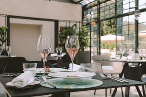 Σερβίρεται μεσημεριανό και βραδινό, με ιταλική κουζίνα