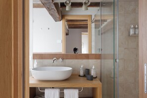 Classic Room (Dimora) | Bathroom | Hair dryer, bathrobes, slippers, bidet