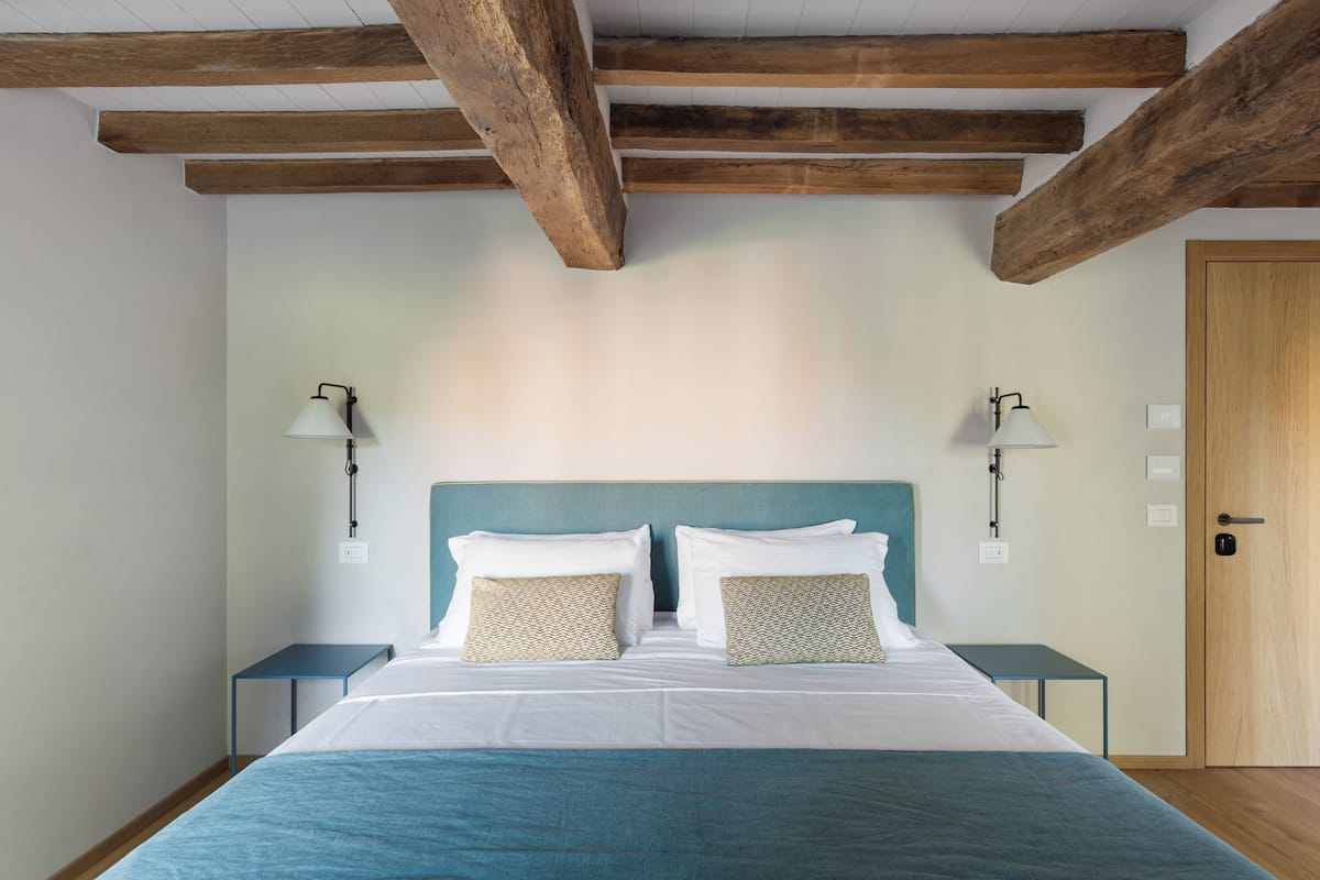 ميني بار  وخزنة داخل الغرفة ومكتب وتجهيزات عازلة للصوت