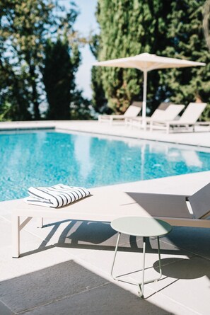 Piscina all'aperto, ombrelloni da piscina, lettini