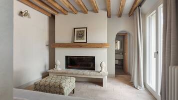 Suite (with Garden) | Minibar, in-room safe, desk, soundproofing