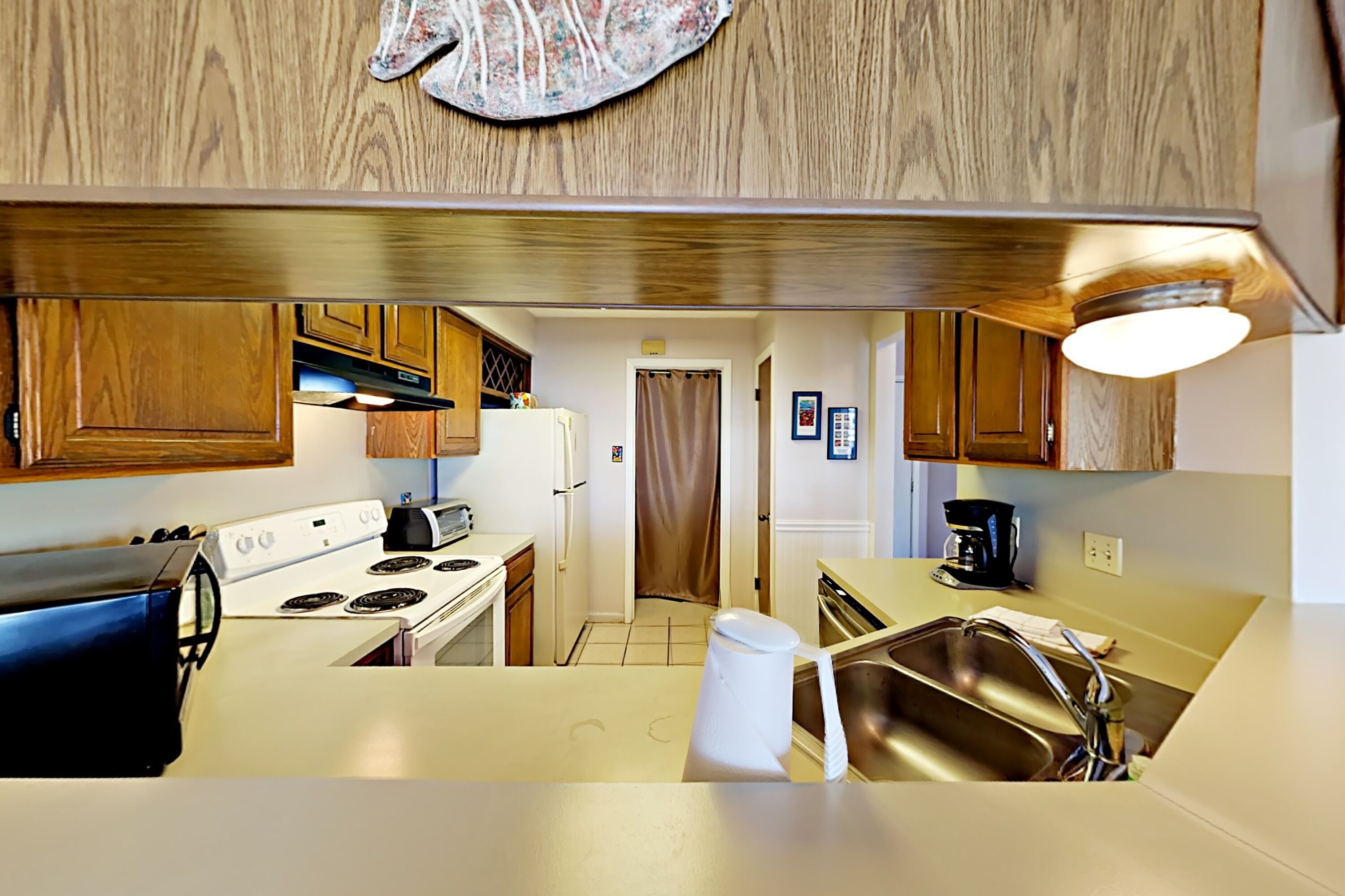 Lemari es, microwave, kompor, dan mesin pencuci piring