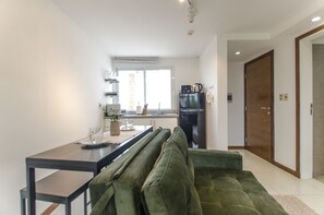 Design Studio, City View | Living room | 38-inch flat-screen TV with cable channels, TV, Netflix - Nuestra Sra. de la Asunción Stylish Loft (Asunción)