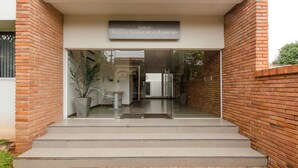 A building entrance with a sign reading "Edificio Nuestra Señora de la Asunción." - Nuestra Sra. de la Asunción Stylish Loft (Asunción)