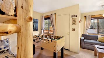 Casa, varias camas, bañera de hidromasaje, vistas a la montaña (1411) | Sala de juegos