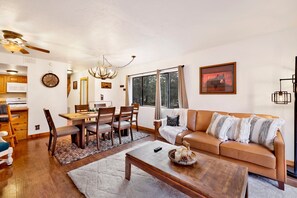 Maison, plusieurs lits, bain à remous, vue montagne (1411) | Coin séjour