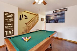 Maison, plusieurs lits, bain à remous, vue montagne (1411) | Salle de jeux