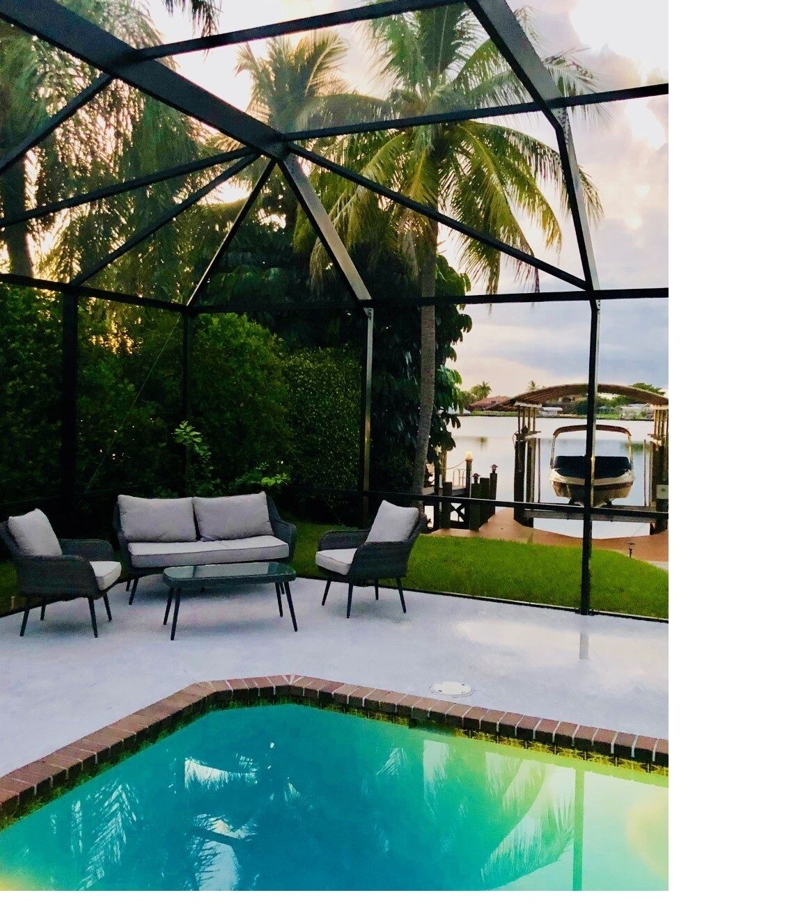Fabulous 5 BR Waterfront Villa for Your Perfect Dream Vacation!