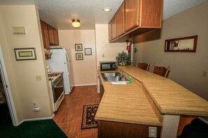 Condo, 2 grands lits, baignoire à remous, vue sur la montagne (1412) | Cuisine privée | Cafetière-théière