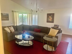 Smart-TV, Bücher, Arbeitsbereiche, Drucker