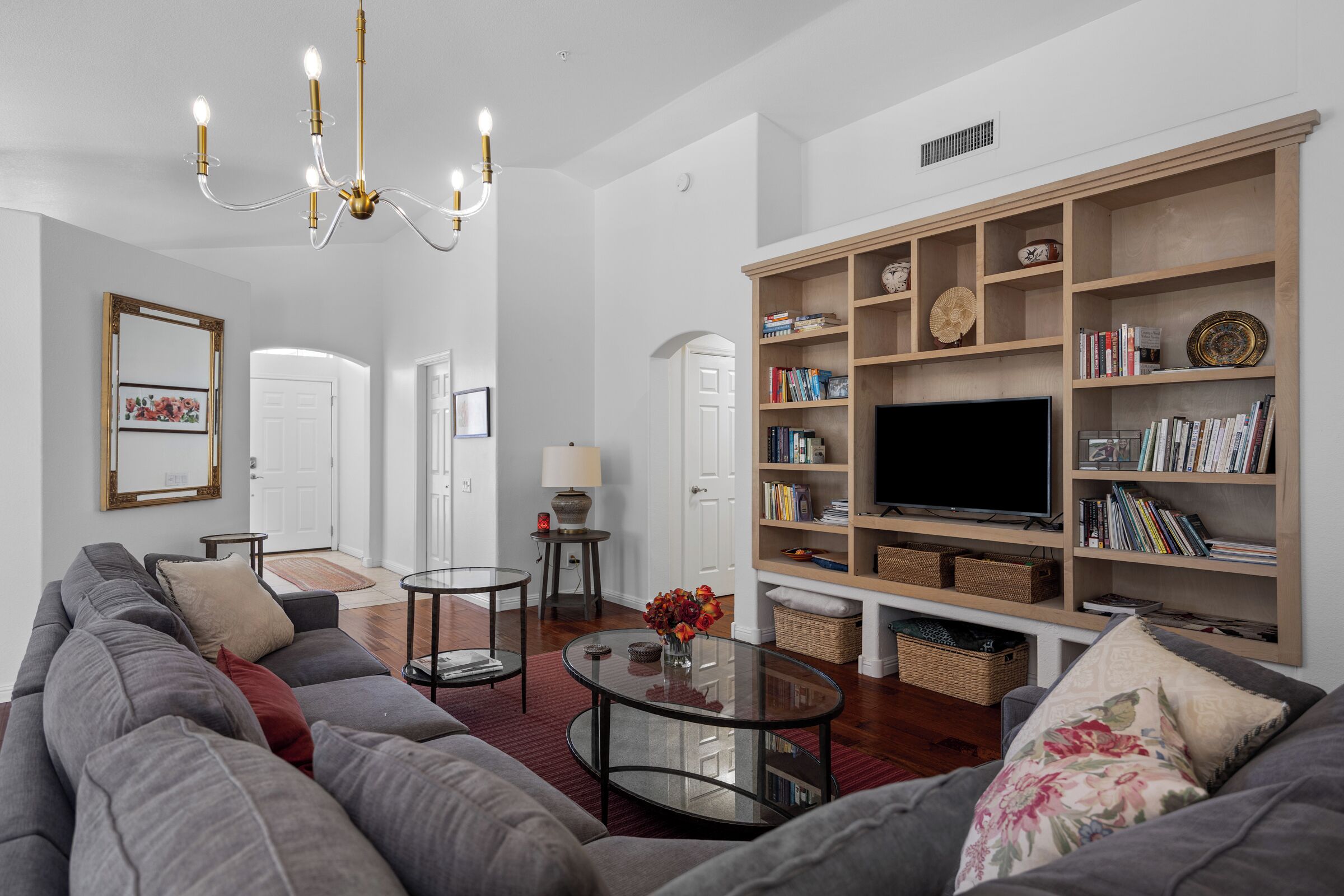 Téléviseur connecté, livres, bureau, imprimante