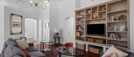 Téléviseur connecté, livres, bureau, imprimante