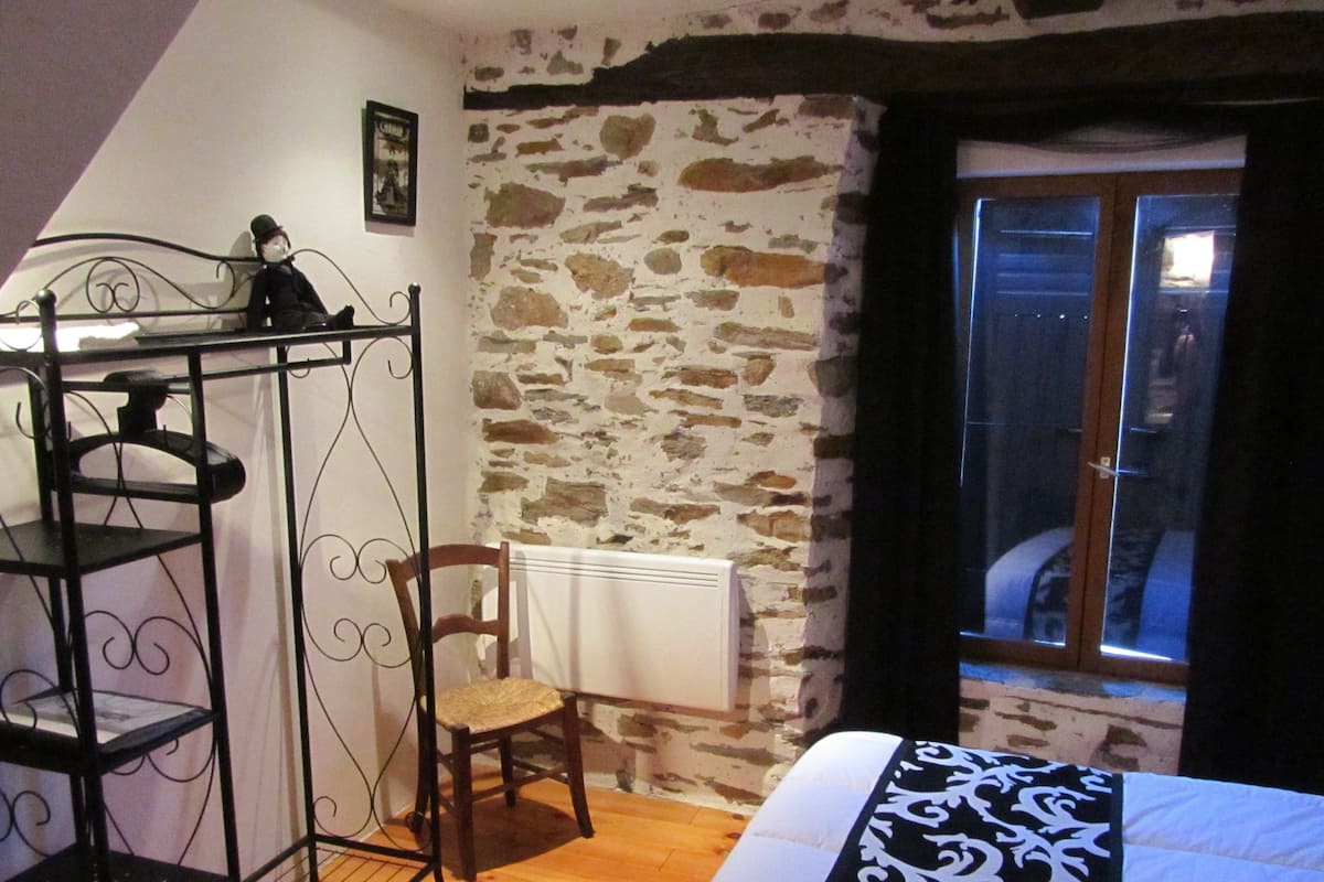 Tweepersoonskamer (Charly Chaplin) | Hypoallergeen beddengoed, gratis wifi, beddengoed