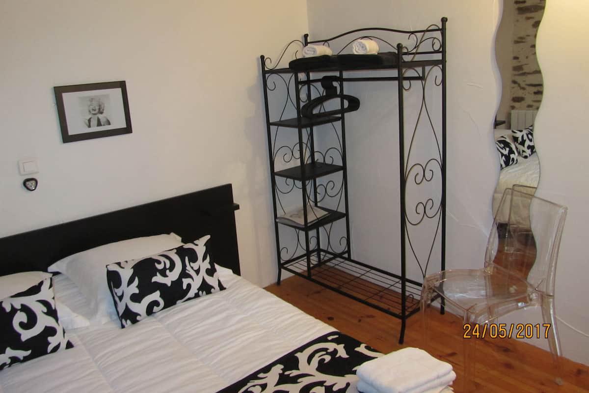 Double Room (Marilyn Monroe) | Hypo-allergenic bedding available, WiFi (free), bed sheets