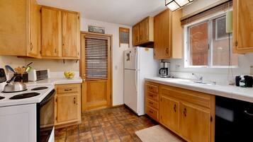 House, Multiple Beds, Patio, Mountain View (1426) | Private kitchen | Coffee/tea maker