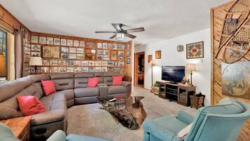 House, Multiple Beds, Patio, Mountain View (1426) | Living area | Fireplace