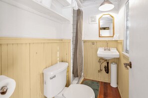 Casa, varias camas, patio, vista a la montaña (1438) | Baño | Amenidades de baño de diseñador, toallas, papel de baño 