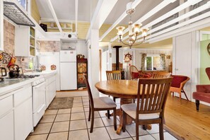 Casa, varias camas, patio, vista a la montaña (1438) | Cocina privada | Cafetera y tetera 