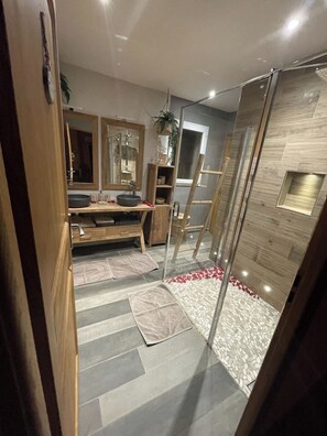 Hårtørrer, håndklæder, Toiletpapir