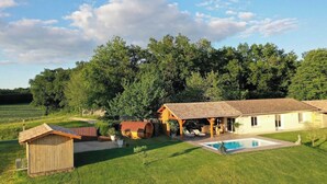 A house with a swimming pool, a wooden shed, and a barrel. - Le Refuge des Epicuriens (EYMET)