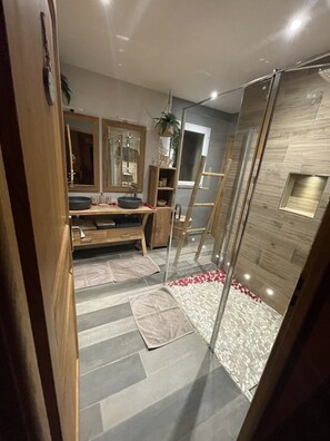 Een douche, een haardroger, handdoeken, toiletpapier