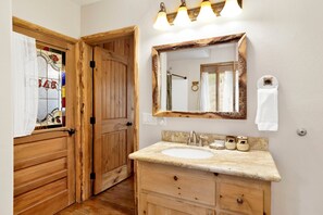 Casa, varias camas, hidromasaje, vista a la montaña (1494) | Baño | Amenidades de baño de diseñador, toallas, papel de baño 