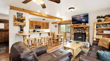 Talo, useita sänkyjä, poreamme, vuoristonäköala (1494) | Oleskelualue | Takka