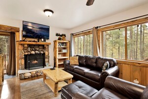 Hús - mörg rúm - heitur pottur - fjallasýn (1494) | Stofa | Arinn