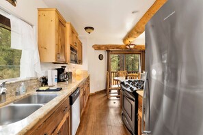 House, Multiple Beds, Hot Tub, Mountain View (1494) | Private kitchen
