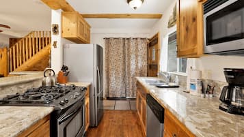 Casa, varias camas, hidromasaje, vista a la montaña (1494) | Cocina privada | Cafetera y tetera