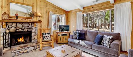 House, Multiple Beds, Balcony, Mountain View (1525) | Living area | Fireplace