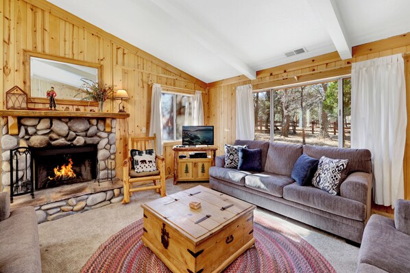 Casa, varias camas, balcón, vista a la montaña (1525) | Área de sala de estar | Chimenea 