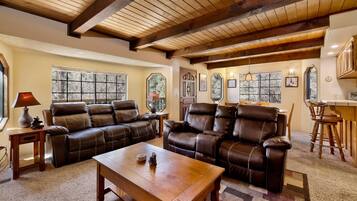 House, Multiple Beds, Patio, Mountain View (1536) | Living area | Fireplace