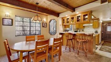 House, Multiple Beds, Patio, Mountain View (1536) | In-room dining