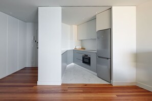 Een koelkast, een magnetron, een oven, een vaatwasser