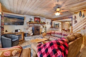 House, Multiple Beds, Hot Tub, Mountain View (1540) | Living area