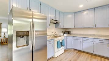 Réfrigérateur, micro-ondes, plaque de cuisson, cafetiÚre/bouilloire