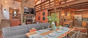 Deck & Fire Pit: Cozy Pocono Mountain Home
