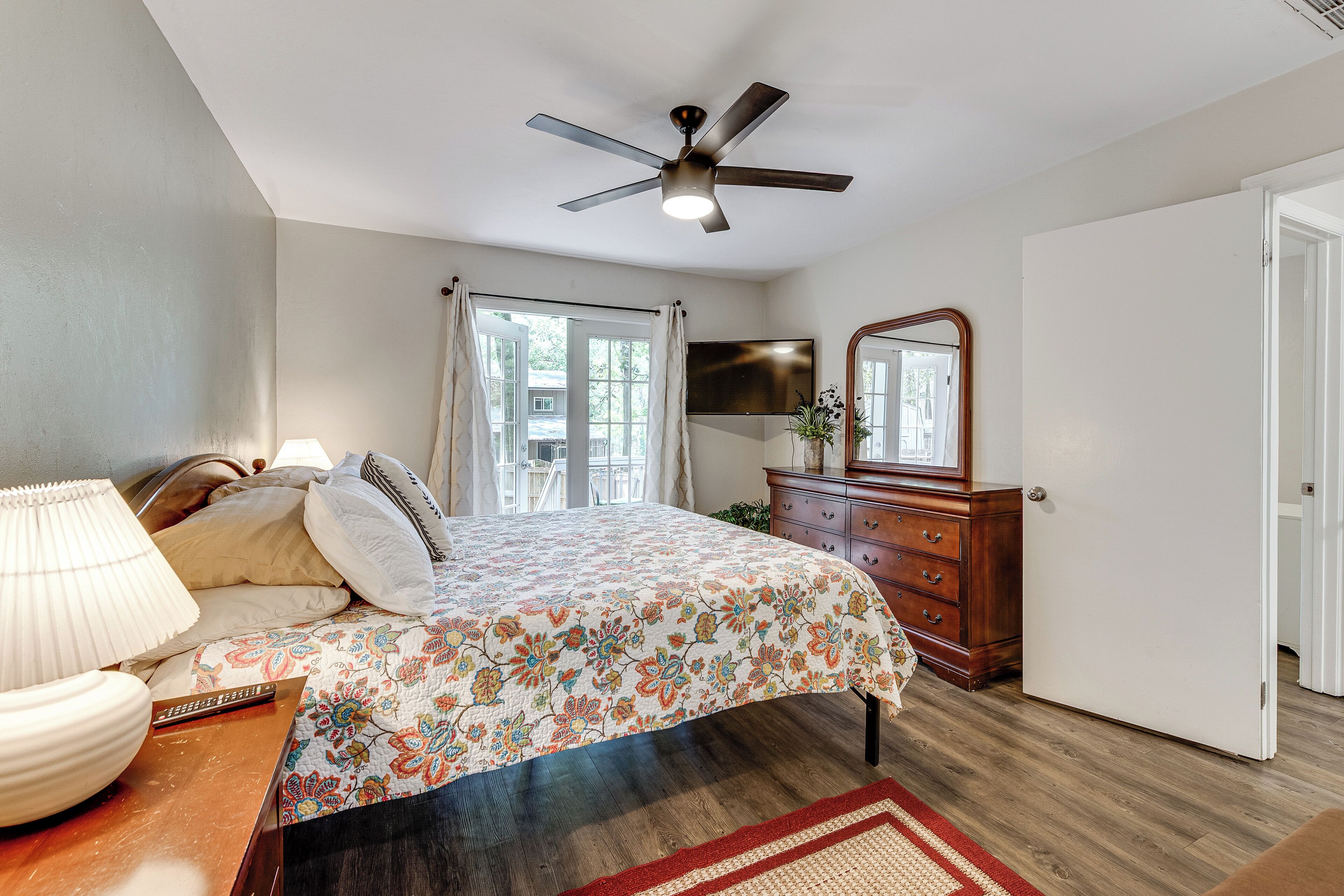 2 bedrooms, iron/ironing board, internet, bed sheets