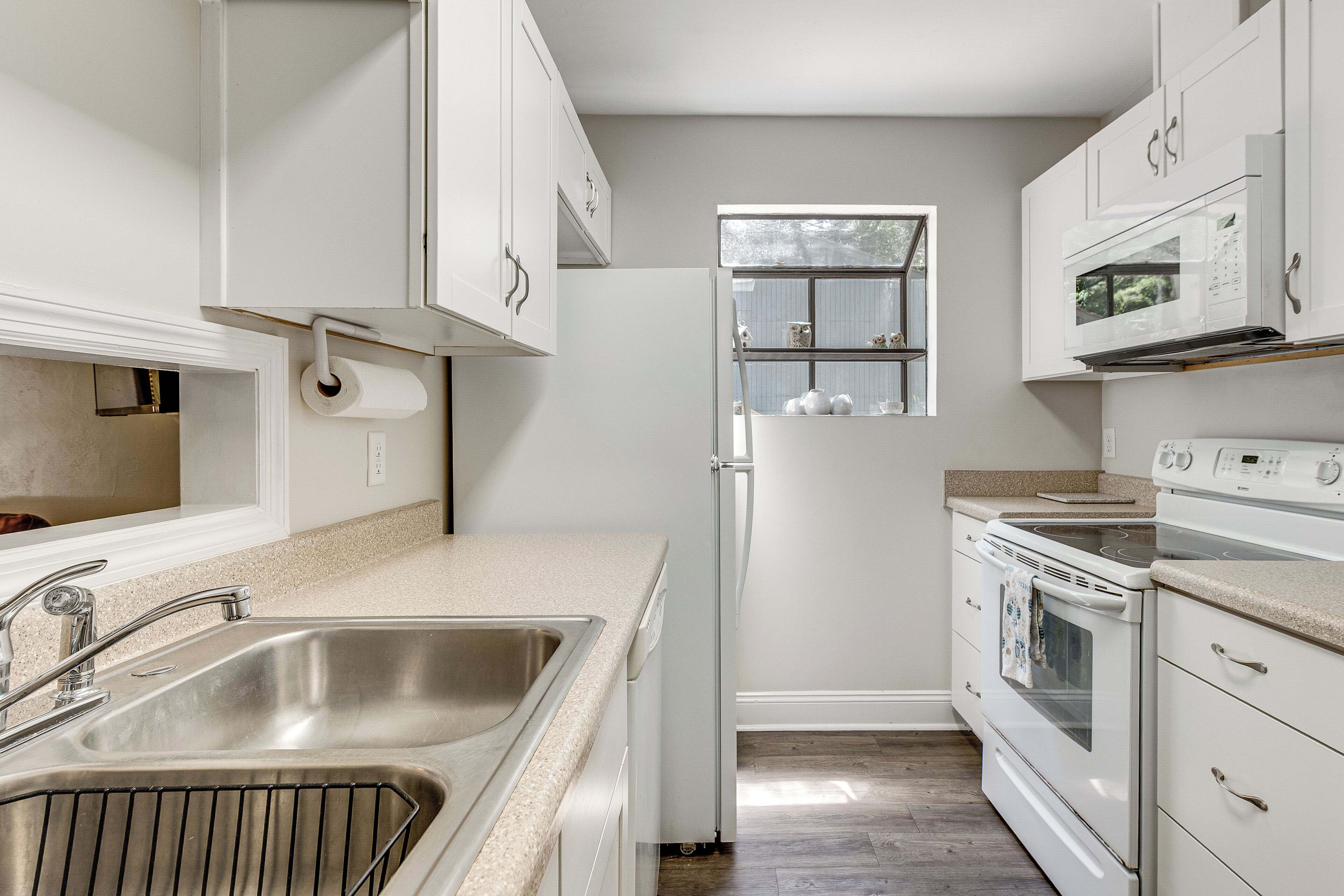 Coffee/tea maker, fridge, microwave, stovetop