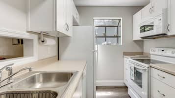 Coffee/tea maker, fridge, microwave, stovetop