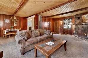 Casa, várias camas, sacada, vista para a montanha (1544) | Área de estar | Lareira