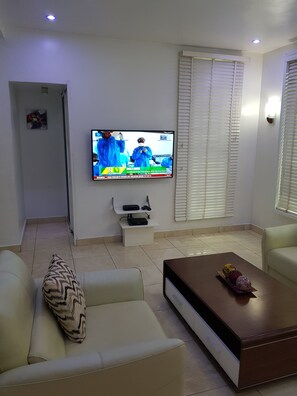 Smart TV, lettore DVD, tavolo da ping pong