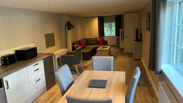 Studio (Split Level) | In-room dining