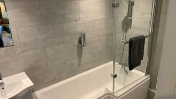 Studio (Split Level) | Bathroom | Shower, free toiletries, hair dryer, towels