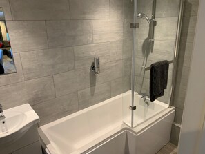 Estudio (Split Level) | Baño | Ducha, artículos de higiene personal gratuitos y secador de pelo